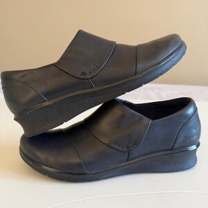 Clarks Leather Women's Size 7 Hope Race Shoes Faux Cuff Look Elastic Slip-ons